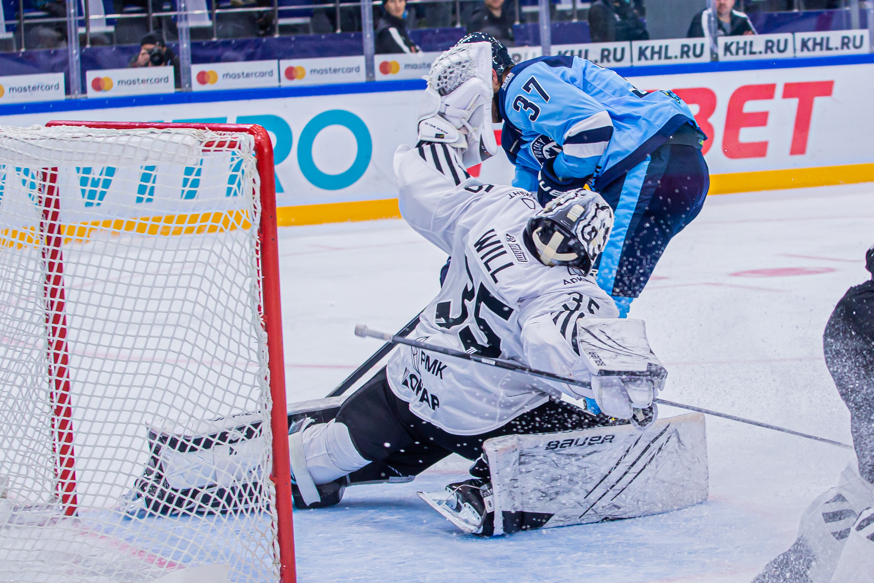 «Трактор» всухую проиграл «Сибири» на выезде