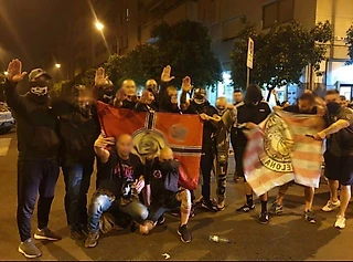 Фанаты Барселоны на фоне нацисткой символики
