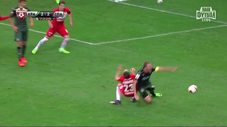 72-я минута. Столкновение Дмитрия КОМБАРОВА и Андреаса ГРАНКВИСТА.