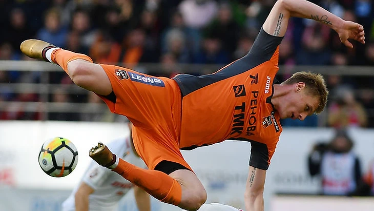 Роман ЕМЕЛЬЯНОВ (против Дениса ГЛУШАКОВА). Фото Александр ФЕДОРОВ, &quout;СЭ&quout;