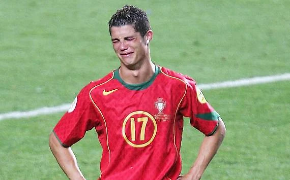 Криштиану Роналду после поражение в финале Евро 2004