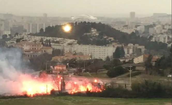 Игру «Марселя» отменили из-за нападения фанатов на базу: они жгут деревья, попали снарядом в игрока и требуют отставки президента