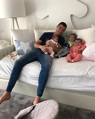 Роналду с малышами