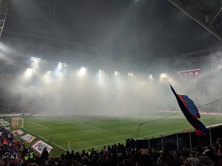 Завеса от пиротехники красно-синих