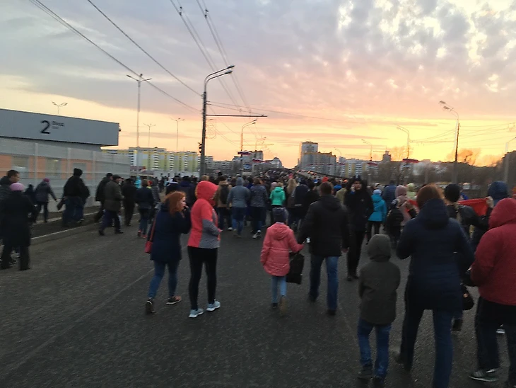 Людская река