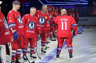 Путин снова забивает: 8 голов в гала-матче Ночной лиги! Ради игры с президентом легенды хоккея сидели на карантине