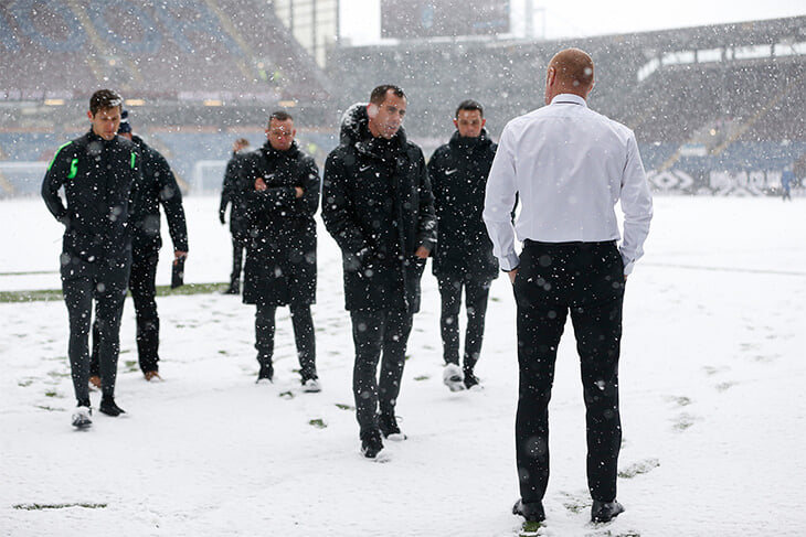 ❄️ 🥶 АПЛ засыпало снегом! Игру «Тоттенхэма» отменили, кадры с матча «Сити» – зимняя сказка (но не для Пепа и игроков)