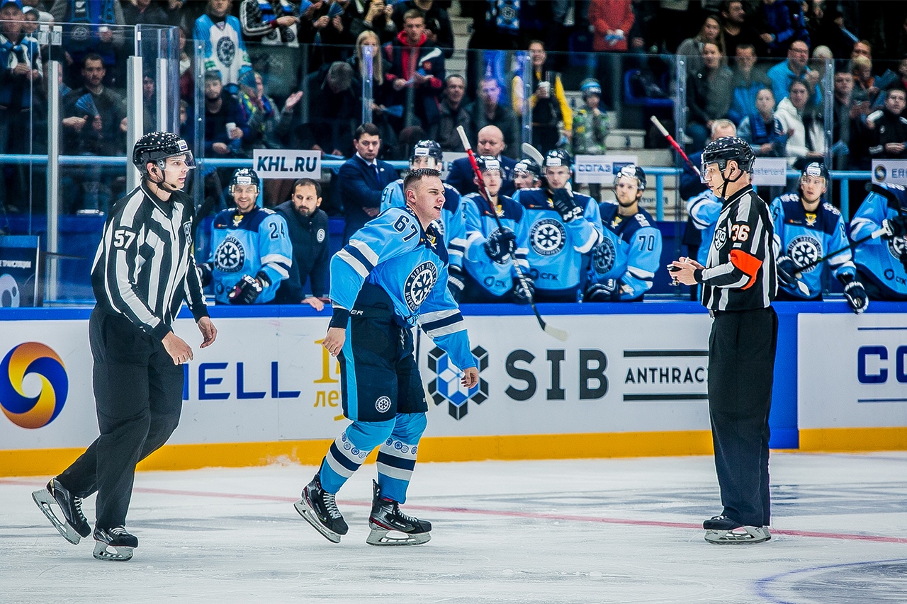 Новая драка в КХЛ: защитник «Сибири» завалил юниора «Ак Барса»