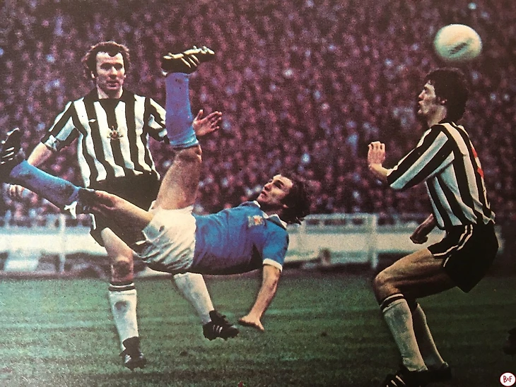 Дэннис Туарт из «Ман Сити» забивает победный гол в ворота «Ньюкасла» в финале Кубка Лиги, 1976 год.