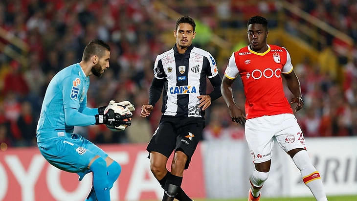 Лукас ВЕРИССИМО (в центре). Фото REUTERS