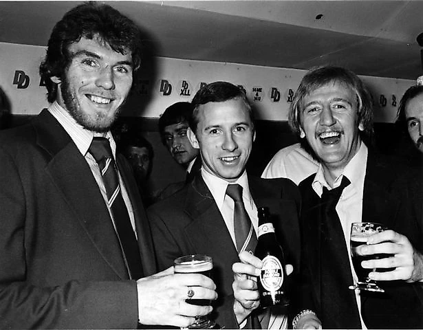 Питер Уит, Джон МакГоверн и Кенни Бёрнс празднуют победу в чемпионате Англии, 22 апреля 1978 года