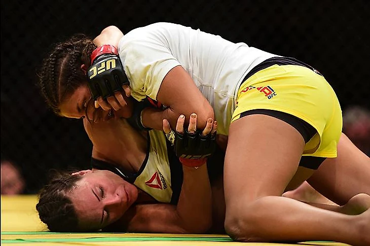 Pena outgrapples Zingano