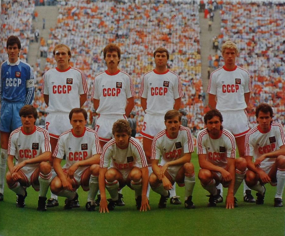 Чемпионат футбола 1988. Сборная СССР 1988 Futbol. Форма сборной СССР по футболу 1986. Сборная СССР по футболу 1988 года Чемпионат. Сборная СССР 1988 года Чемпионат Европы.