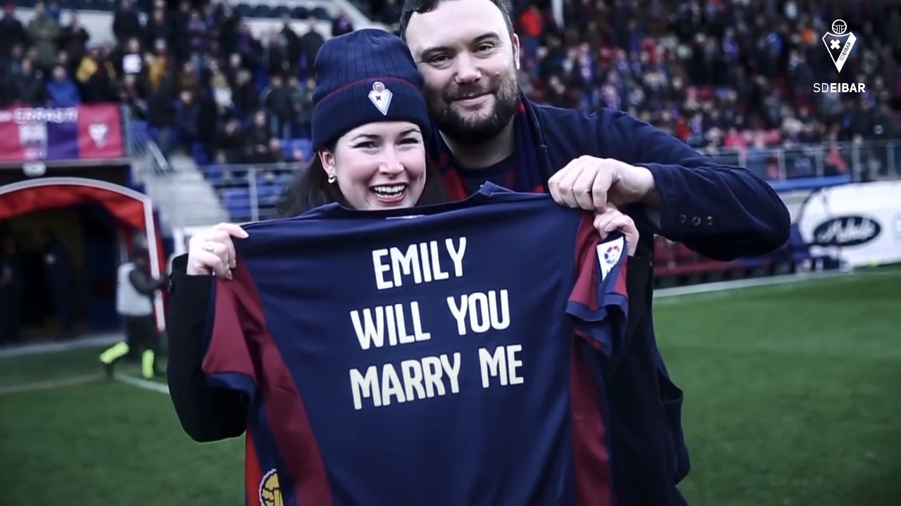 Американский болельщик «Эйбара» сделал предложение на стадионе «Ипуруа» в перерыве матча. Клуб помог все организовать