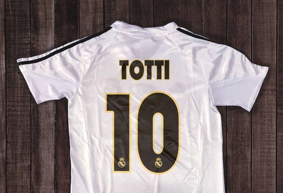 Майка «Реала» с фамилией Тотти и номером 10. Такая, возможно, валяется дома у Франческо