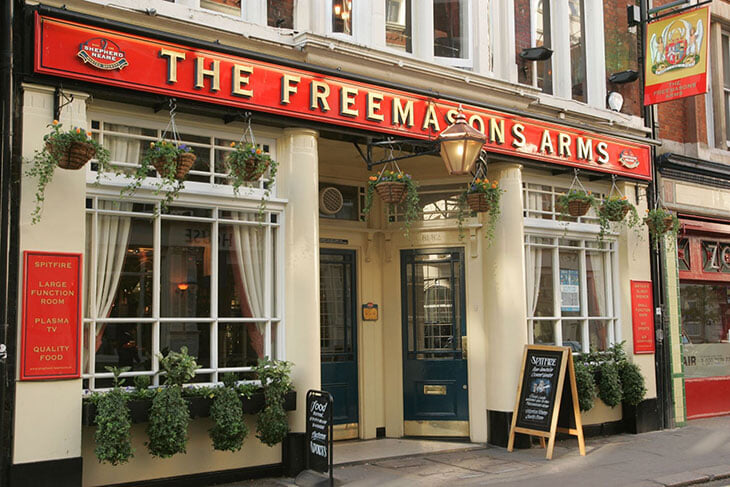 Лондонские спортивные пабы великолепны. В одном снимали сцену «Хулиганов Зеленой Улицы», другой – прямо у здания, где придумали правила футбола