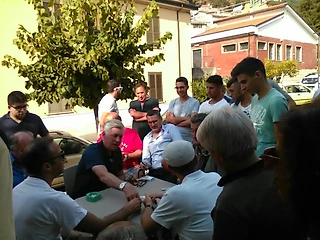 Анчелотти играет в карты в родном Реджоло 🇮🇹