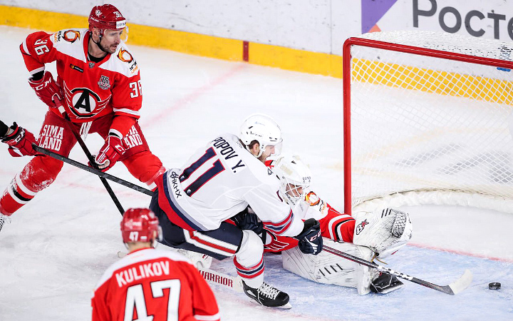 Полтора года назад «Автомобилист» привез тренера из НХЛ. Теперь команда много забивает, но в обороне – просто кошмар