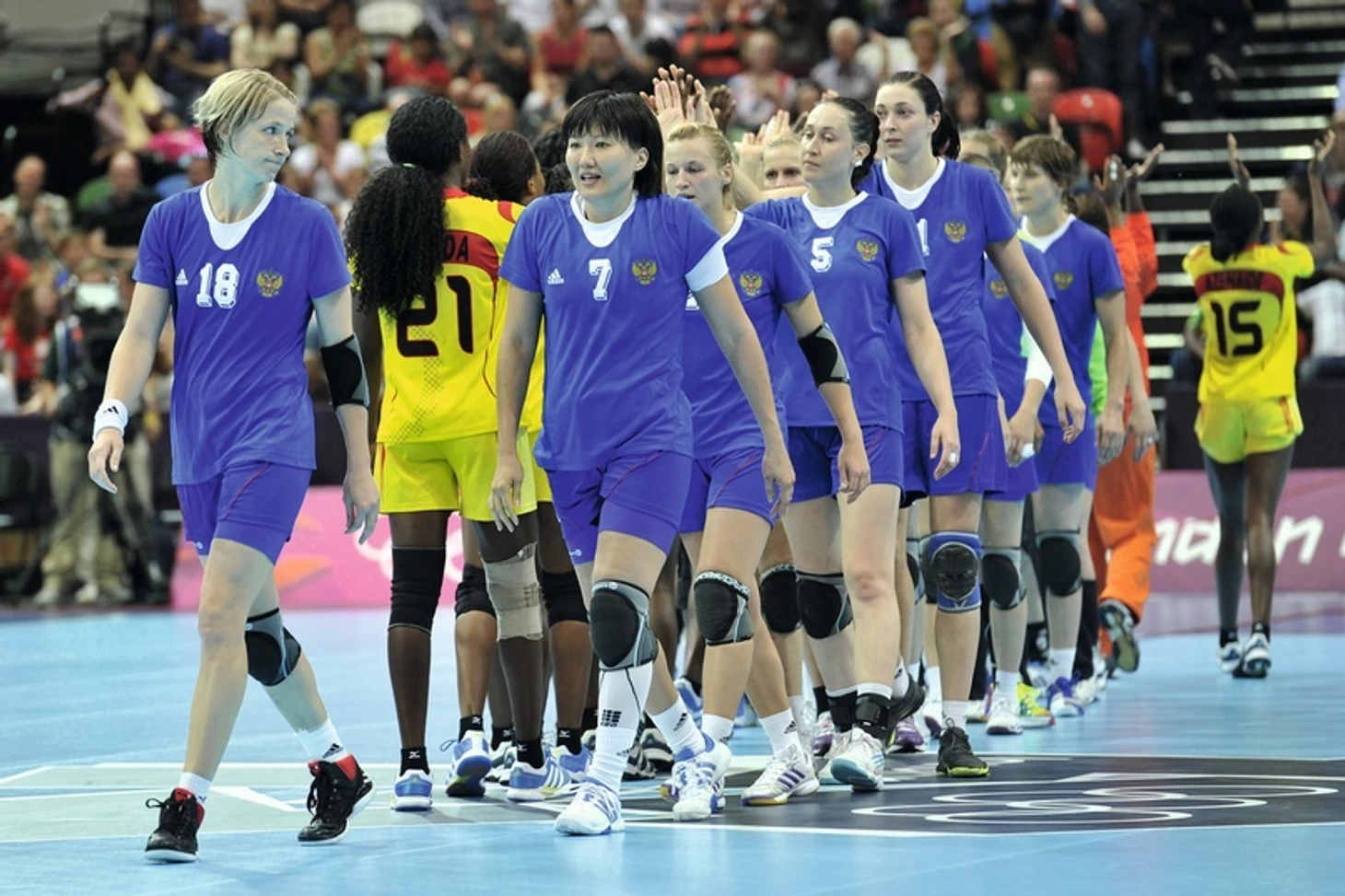 Людмила Бодниева в журнале "Быстрый центр". Как остаться в игре. Место в первом ряду, изображение №3