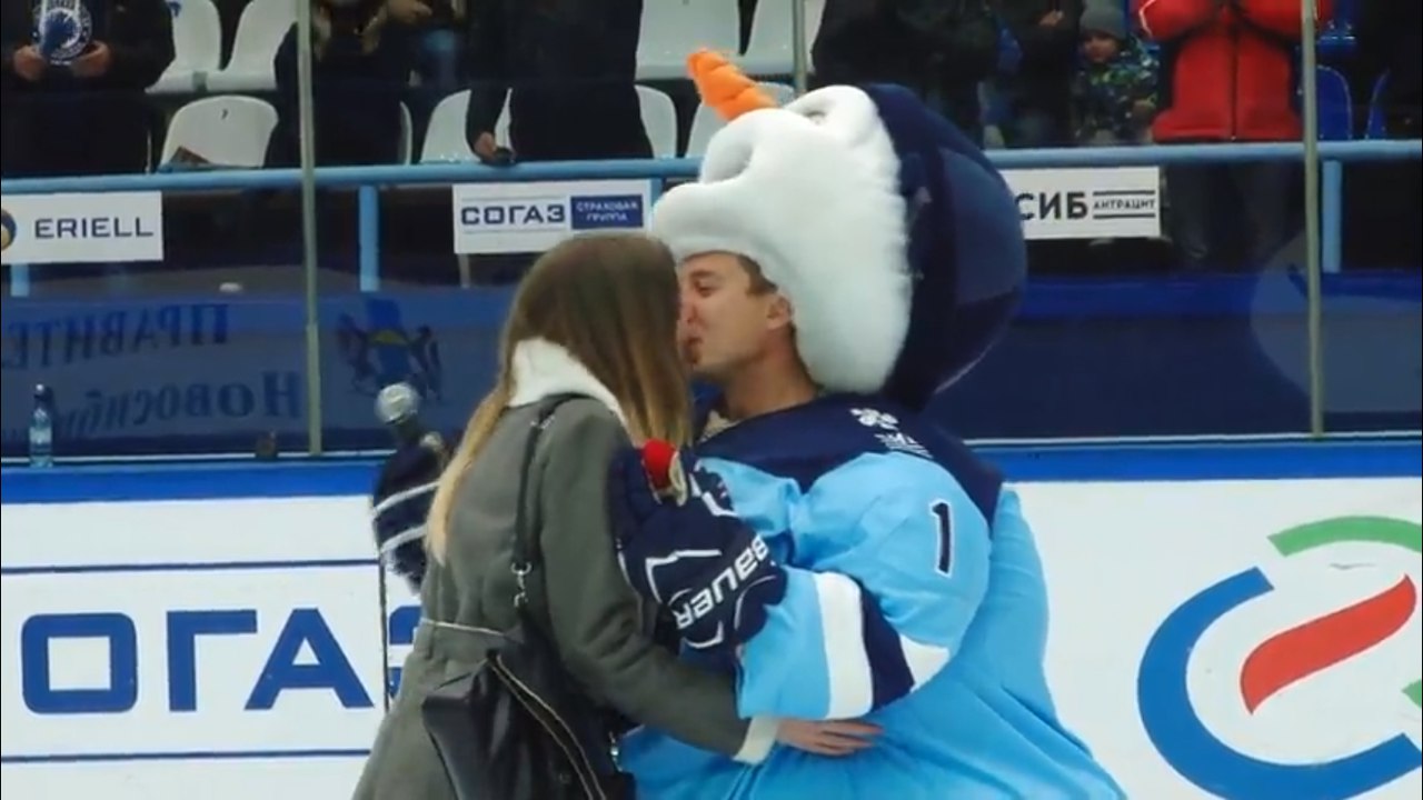 Парень переоделся в маскота &#171;Сибири&#187;, позвал девушку на лед и сделал ей предложение у всех на глазах