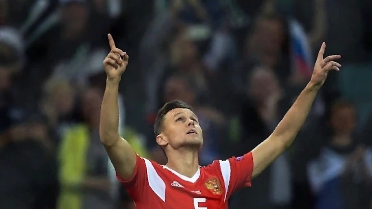 Денис Черышев празднует гол за сборную