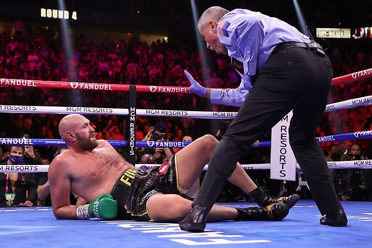 Тайсон Фьюри в нокдауне