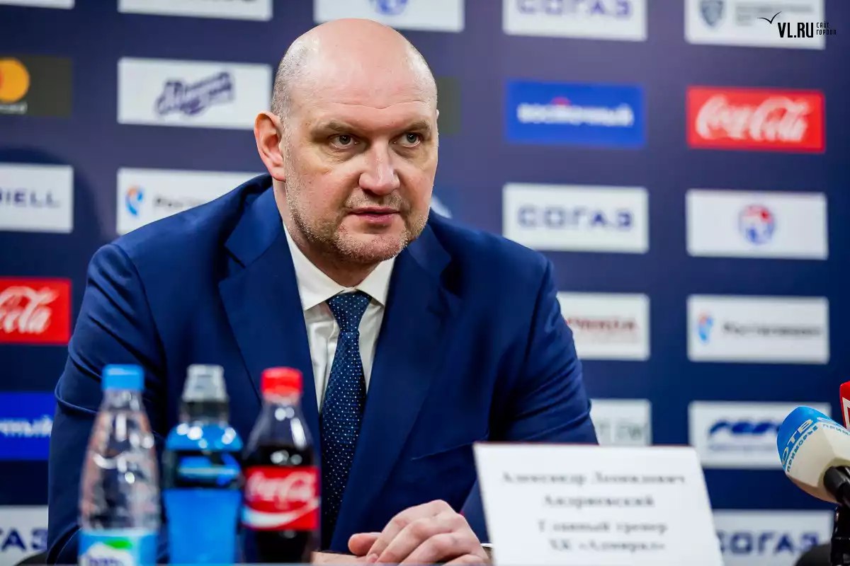 «Отставки». Моряки осели на дне, а главнокомандующий покинул корабль