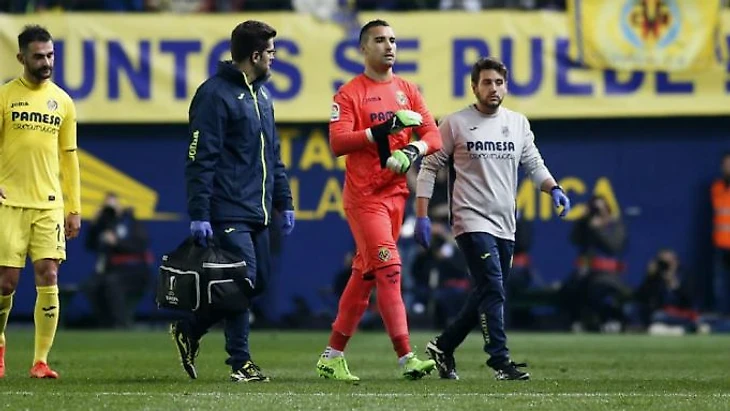 Asenjo покидает поле против Реал Мадрид.