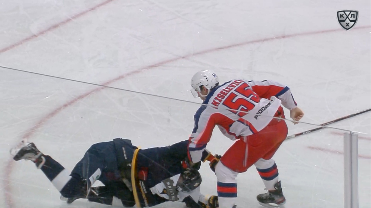 Нелепая драка в КХЛ: защитник ЦСКА оттаскал молодого игрока «Металлурга»