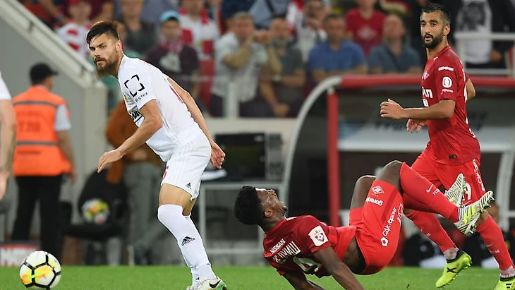 9 августа. Москва. &quout;Спартак&quout; - &quout;Арсенал&quout; - 2:0. Максим БЕЛЯЕВ (слева) против ЗЕ ЛУИША (в центре). Фото Александр ФЕДОРОВ, &quout;СЭ&quout;