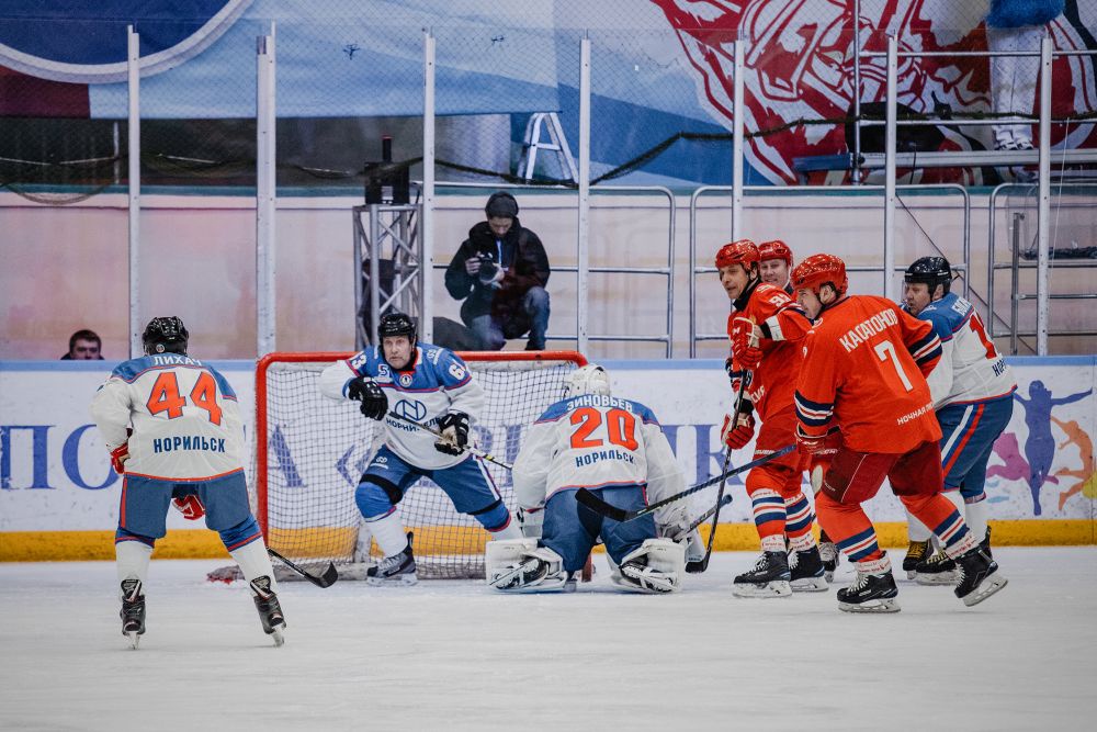Фрагмент матча Норильск – Легенды Хоккея