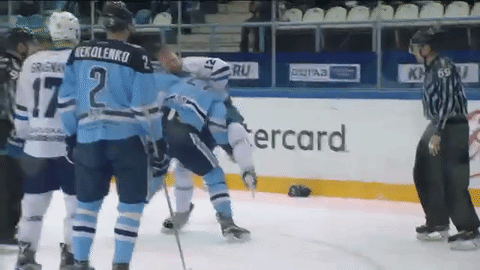 Игрок «Сибири» борцовским приемом бросает соперника на лед