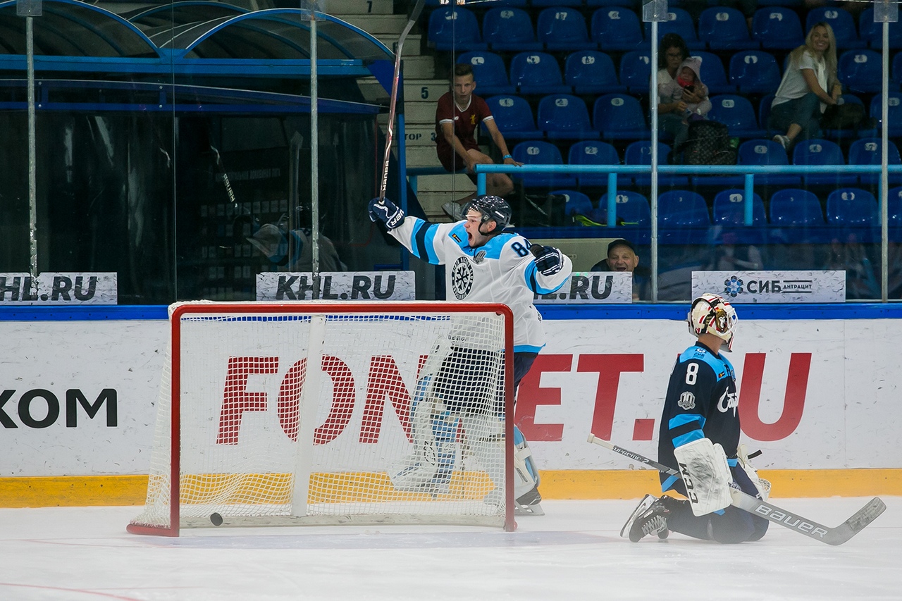 Вратарь «Сибири» роскошно реализовал буллит. Вы не поверите своим глазам