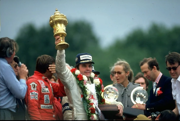 Алан Джонс на верхней ступеньке подиума Гран-При Великобритании 1980 года