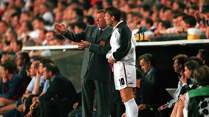 Sir Alex Ferguson gives Teddy Sheringham his final instructions