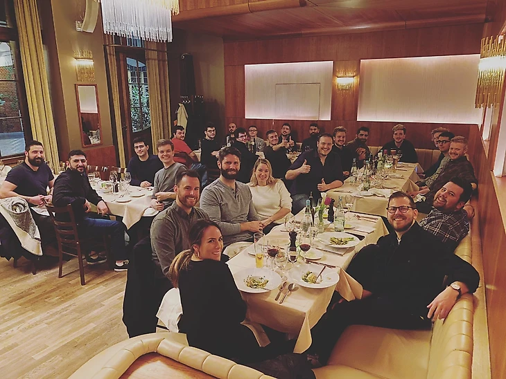 В правом верхнем углу, по центру