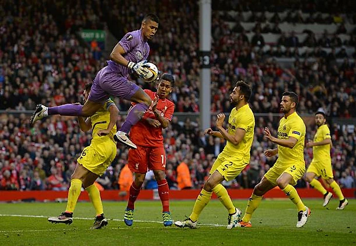Villarreal's French goalkeeper Alphonse Areola defends the ball from Liverpool's Brazilian midfielder Roberto Firmino during the UEFA Europa League...