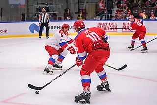 Хоккейный матч «Связь поколений» выиграла команда «Красных»