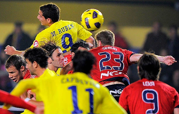 Villarreal's Argentinian defender Gonzalo Rodriguez heads ato score during the Spanish league football match Villarreal CF vs Club Atletico Osasuna...