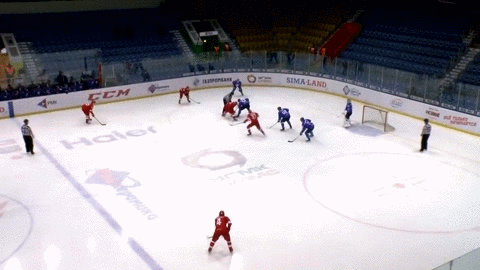 Нападающий бросил от своих ворот в меньшинстве и забил. Невероятно!