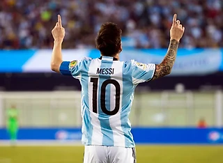 Месси спас сборную Аргентину от поражения в матче с Уругваем 