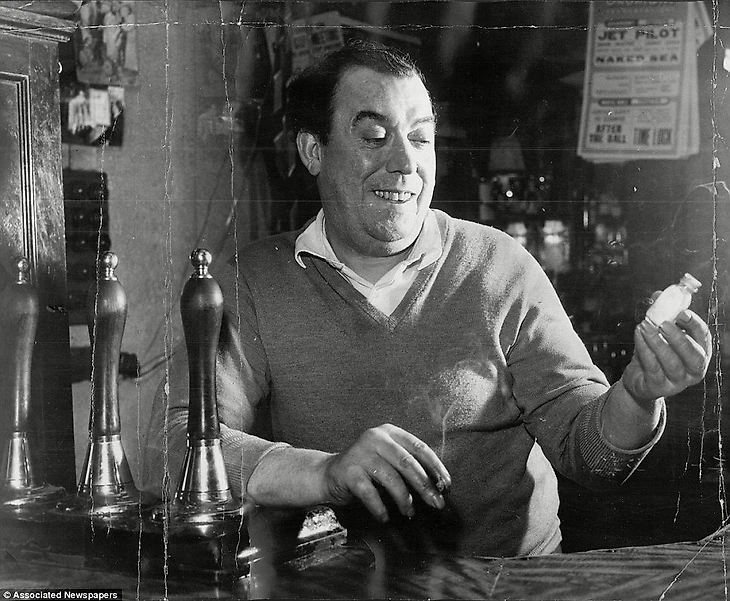 Дикси Дин в пабе