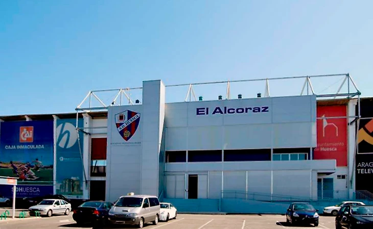 Центральный вход стадиона «Эль-Алькорас» в 2012 году