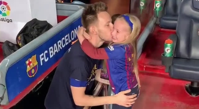Ракитич обнимался с дочкой, которая пришла на матч