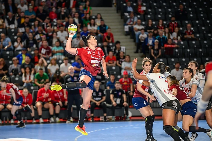 В атаке — полусредняя сборной Беларуси Мария Коновал