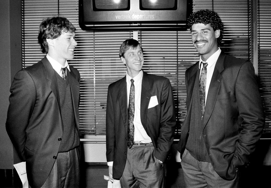 Vertrek_Ajax_van_Schiphol_voor_Europa_Cup_II_wedstrijd_tegen_Olympiakos_Piraeus;_vlnr_-_van_Basten,_Cruyff_en_Rijkaard