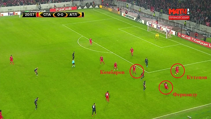 Фернанду, находясь под прессингом, выносит мяч вперед. Сразу же после этого красно-белые начинают перестраиваться.