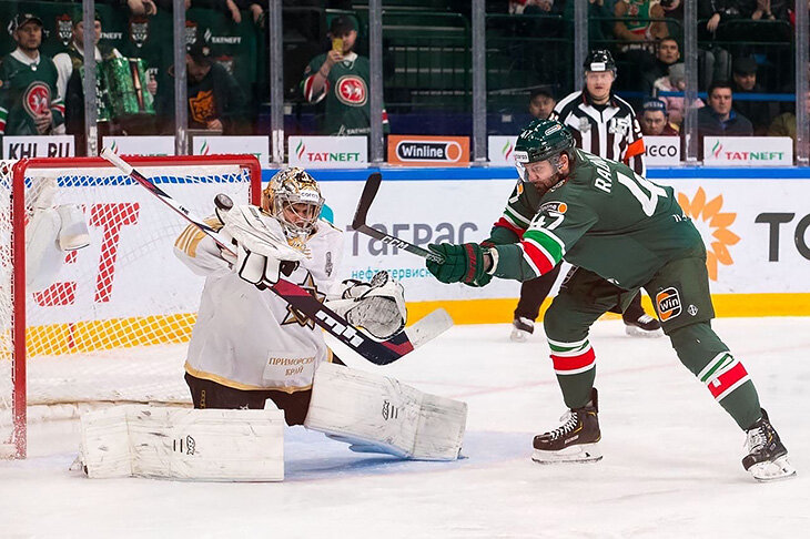 СКА и «Торпедо» забили все, что не залетело в первой игре. «Ак Барс» ведет 2-0, но к судьям очень много вопросов
