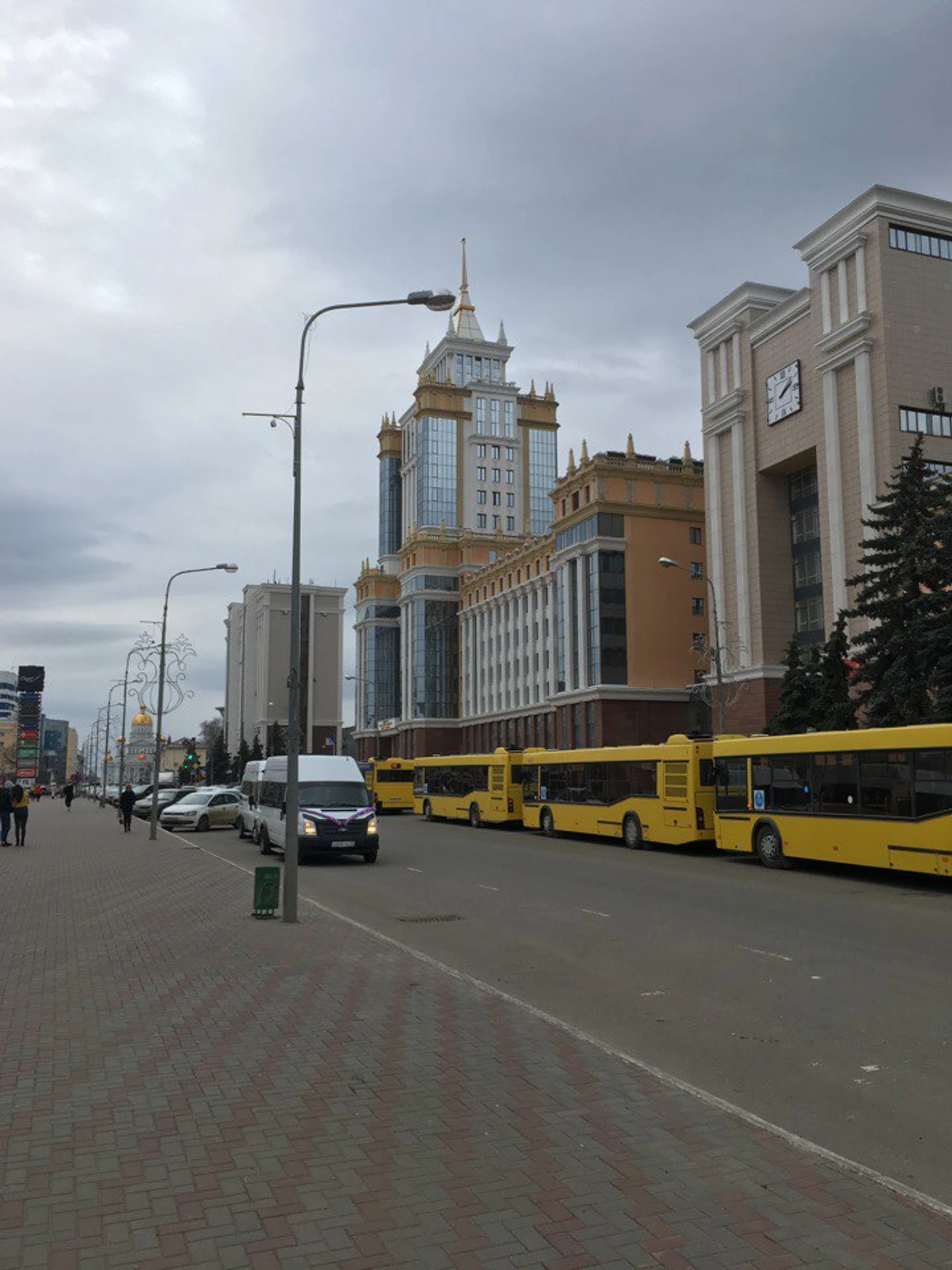 1-й корпус и автобусы.