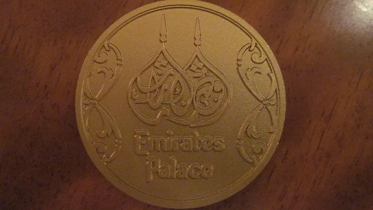 Ключ-медаль от номера Emirates Palace. Фото &quout;СЭ&quout;